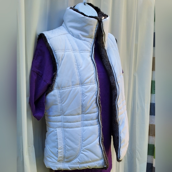 ReversibleThick and Cozy Ladies Puffer / Faux Fur Vest - Picture 9 of 10